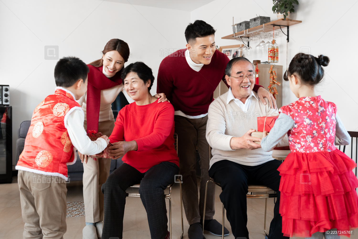 两位老年人正在给孙辈春节礼物