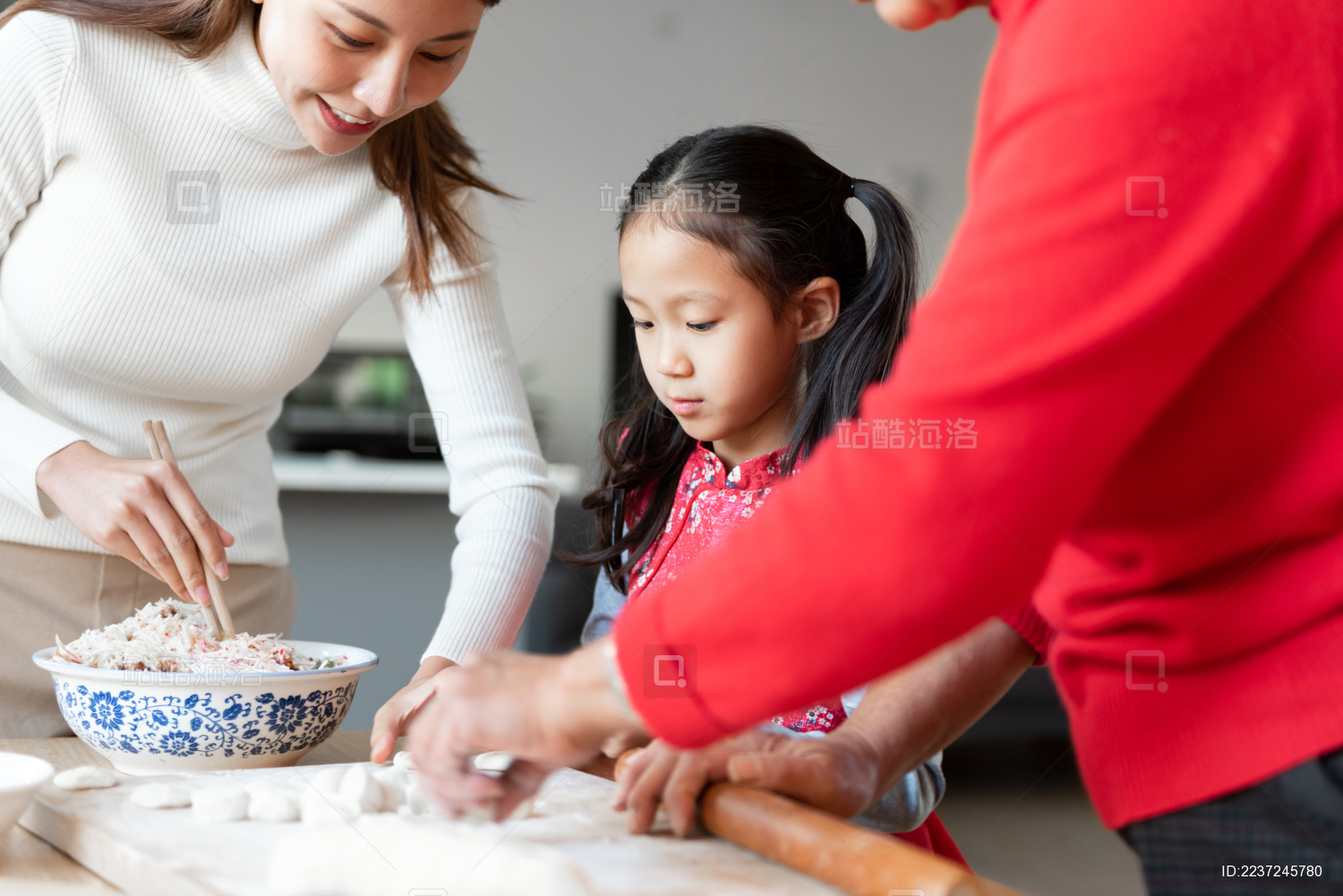 祖孙三代在厨房里正在包饺子