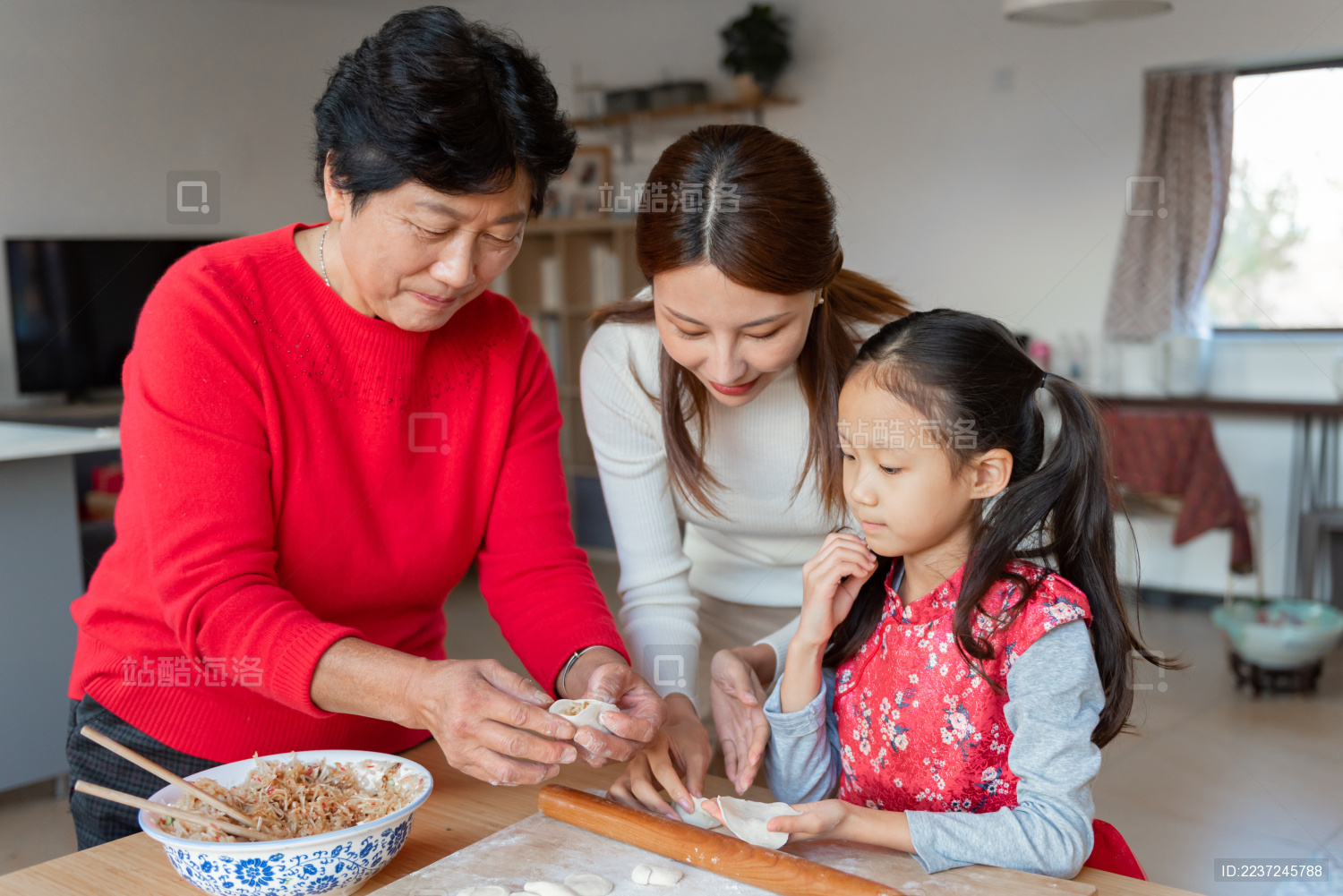 祖孙三代在厨房里正在包饺子