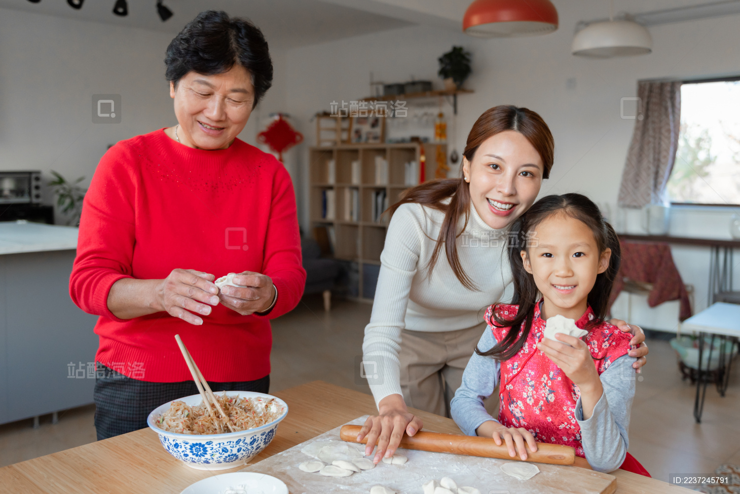 祖孙三代在厨房里正在包饺子