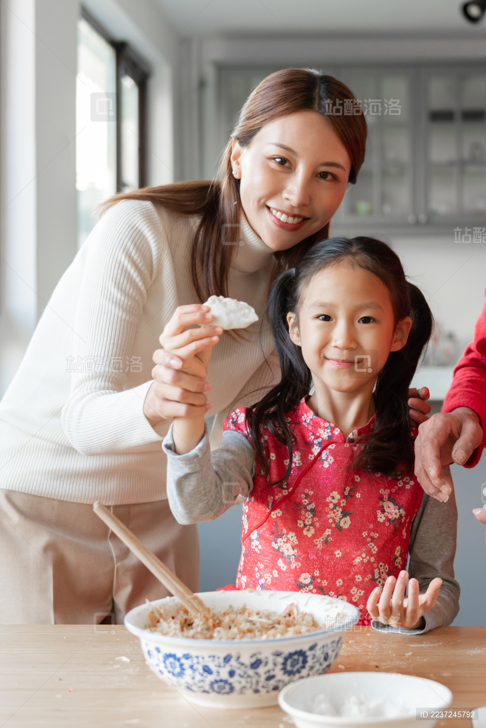 妈妈和女儿在厨房里正在包饺子
