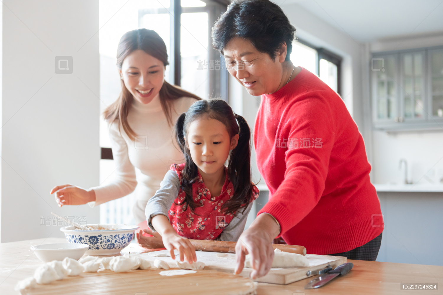 祖孙三代在厨房里正在包饺子