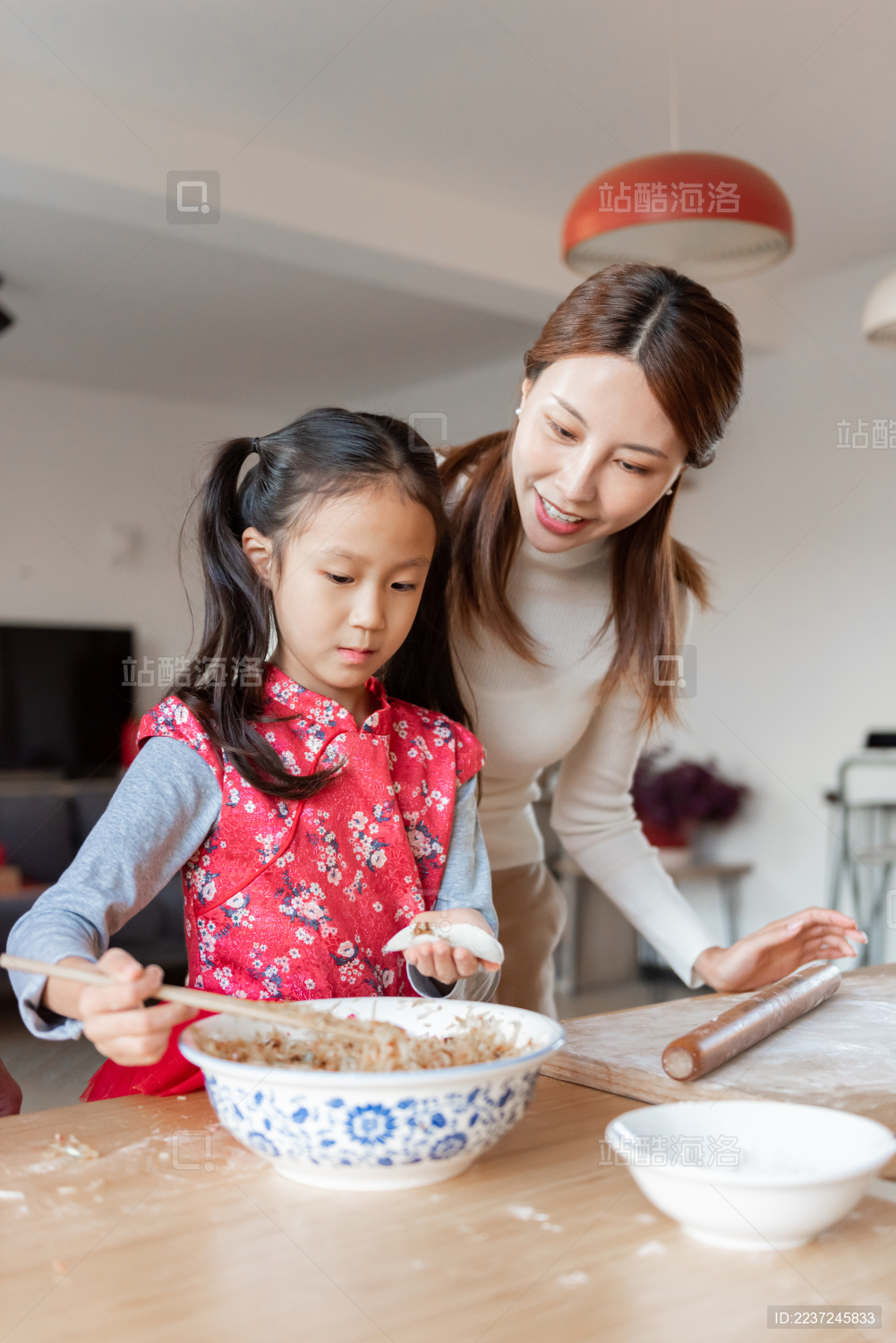 妈妈和女儿在厨房里正在包饺子