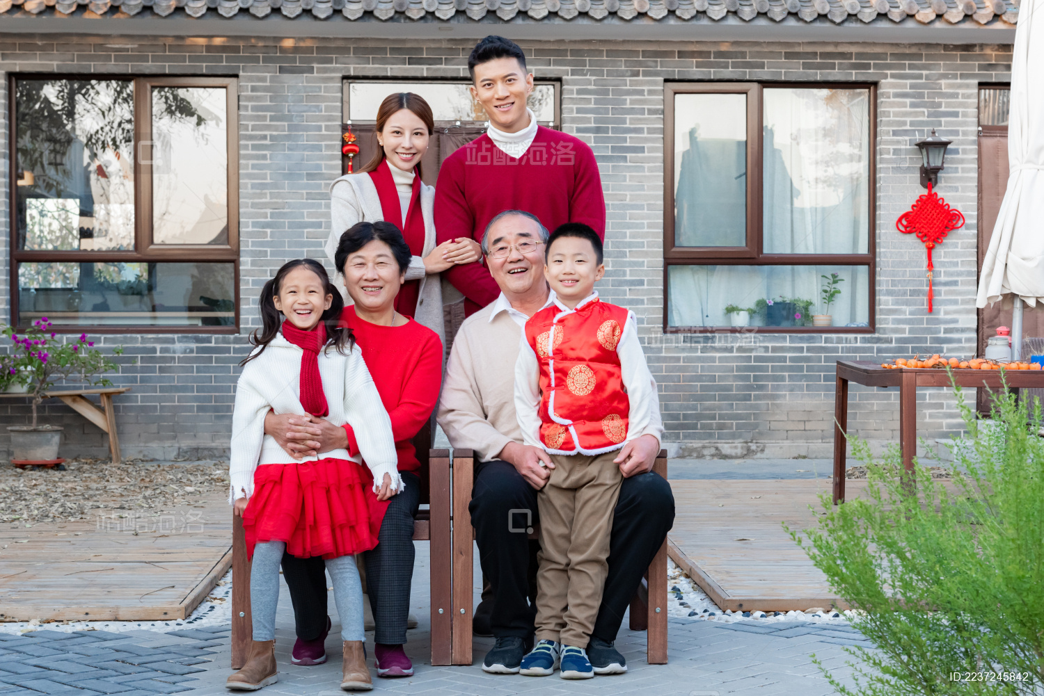 祖孙三代一家人在院子里面看着镜头拍摄合影