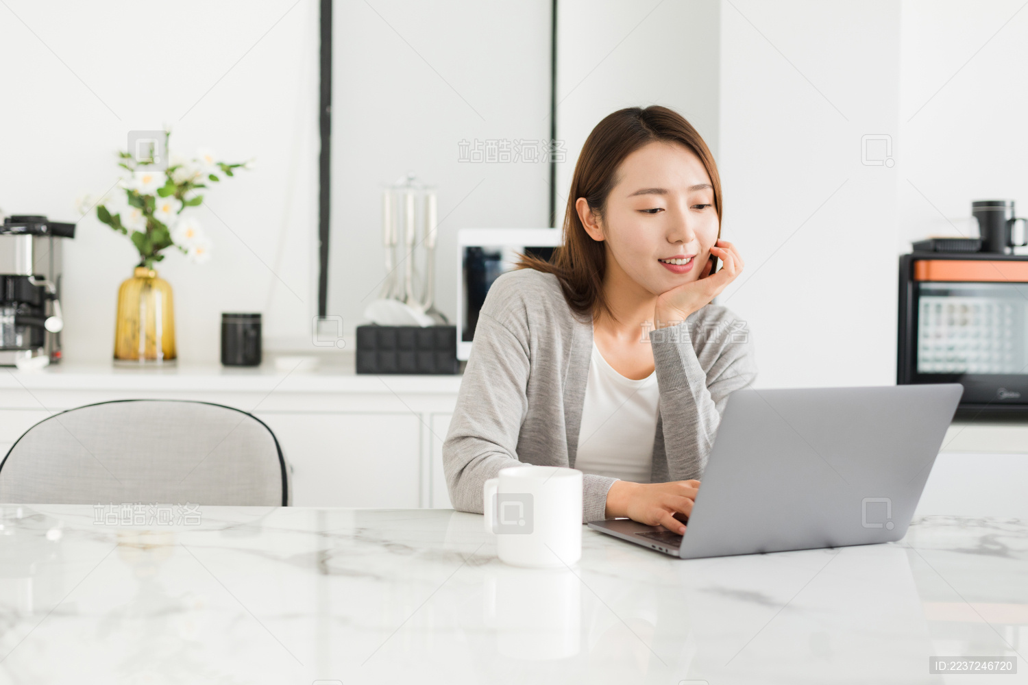 年轻女性在家使用笔记本电脑