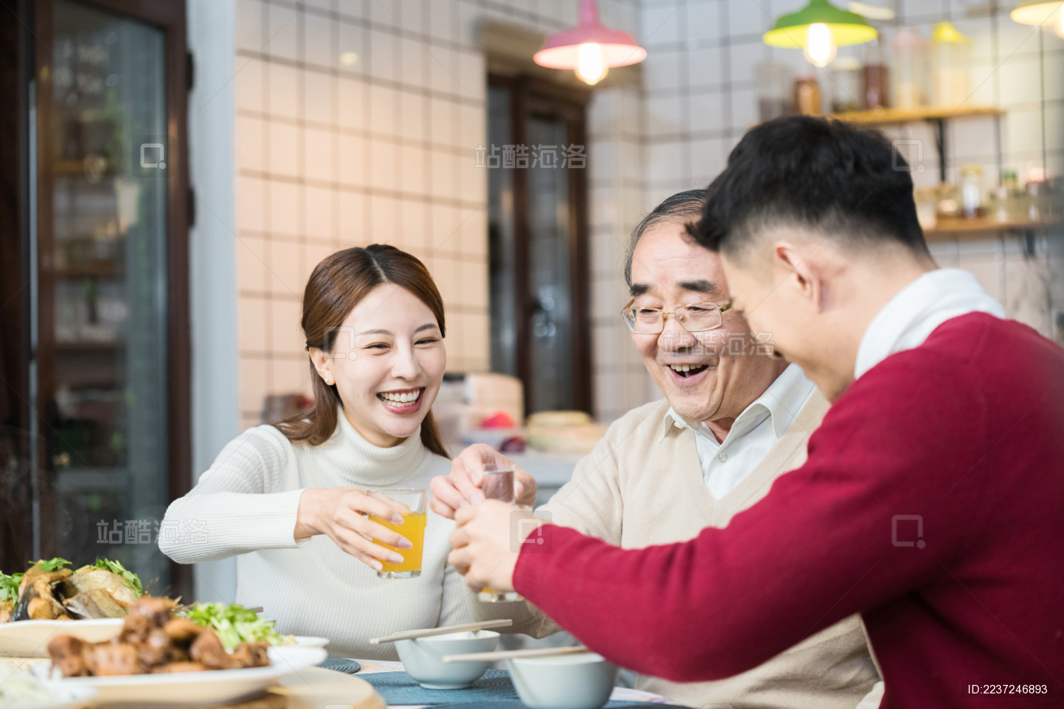 在家过新年的中国家庭