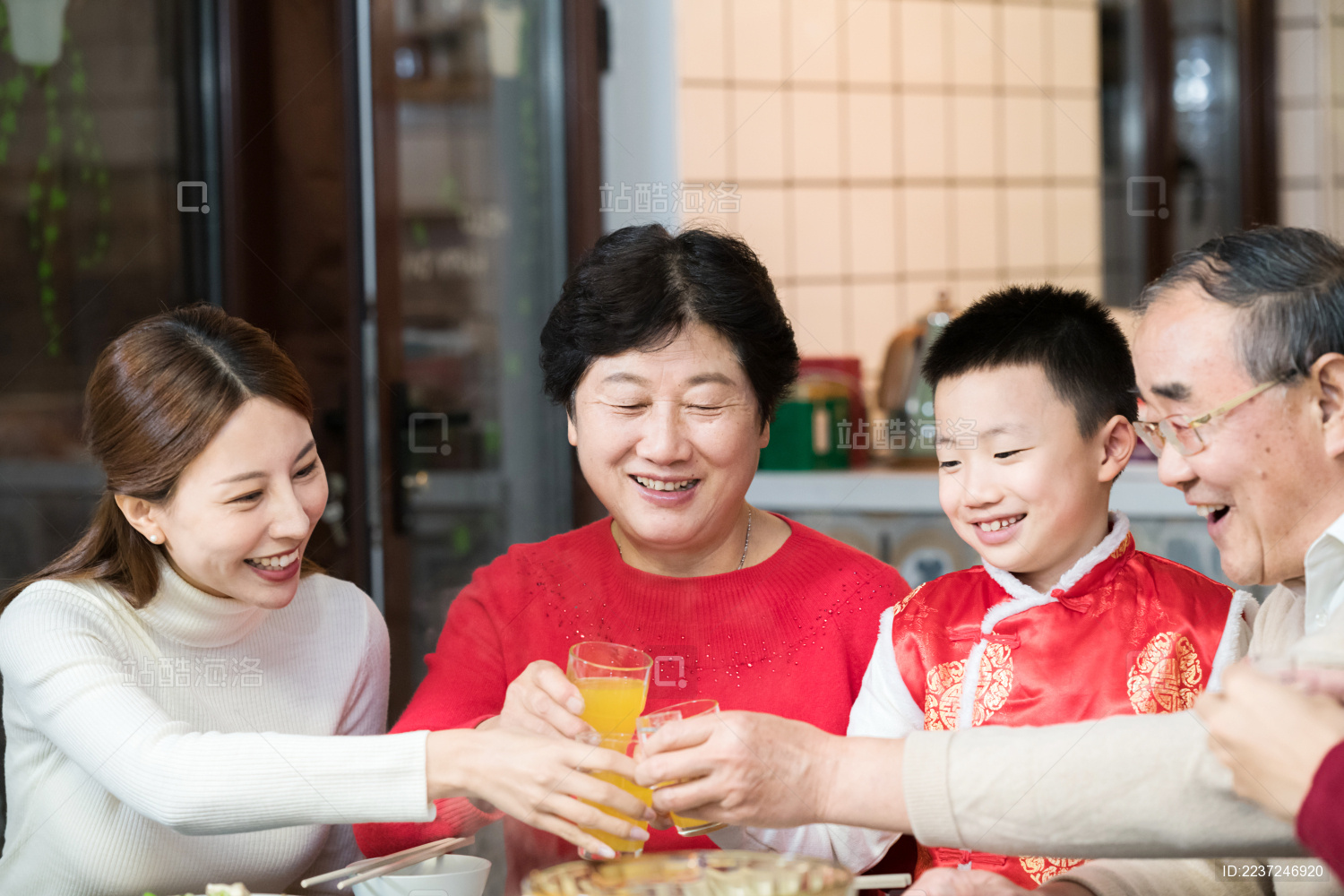 祖孙三代正在过春节敬酒