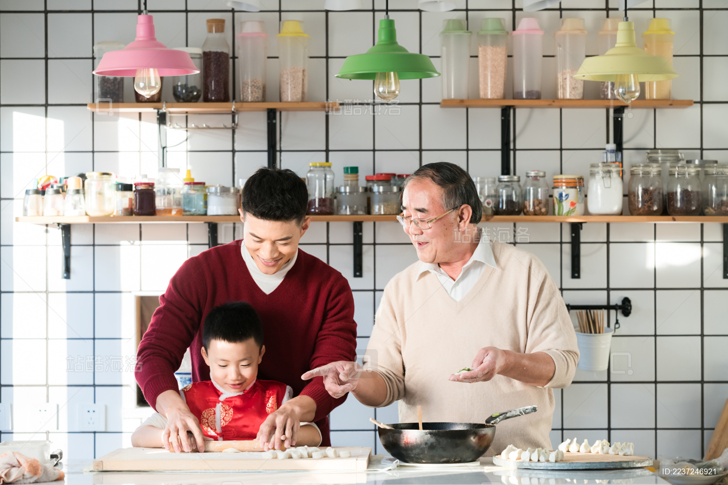 祖孙三代正在包饺子