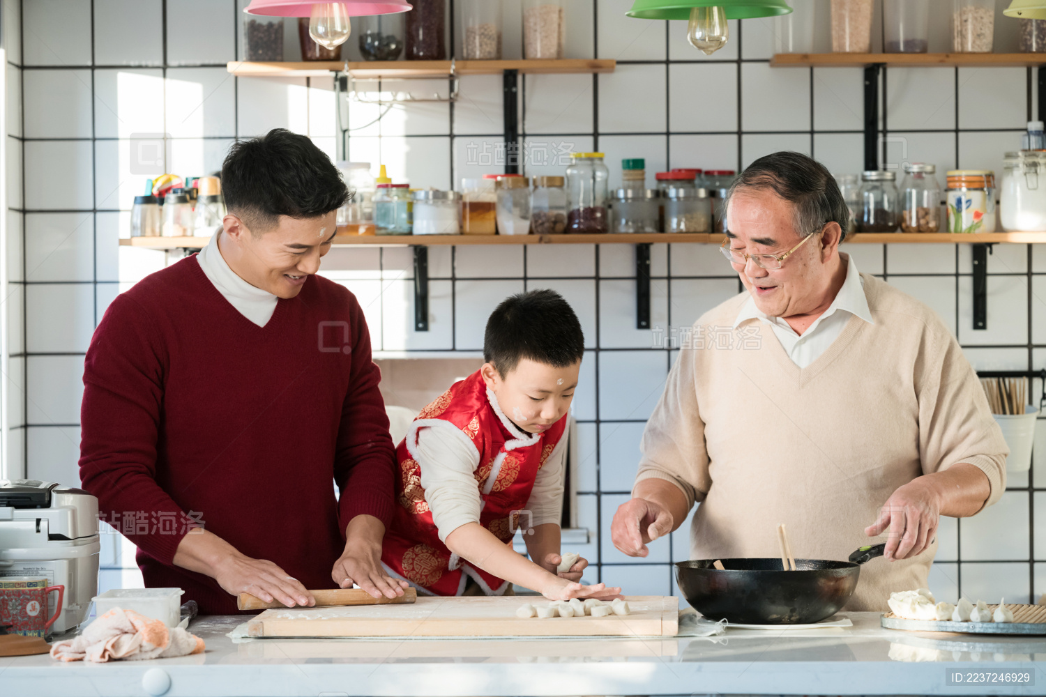 祖孙三代正在包饺子