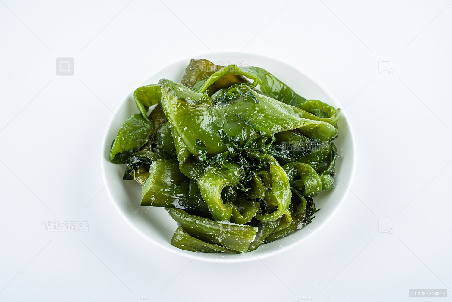白背景上一碟新鲜绿色盐渍海白菜梗