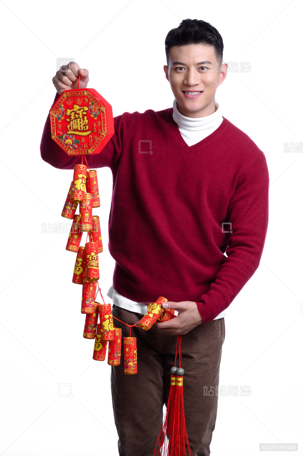 年轻亚洲男性春节主题棚拍