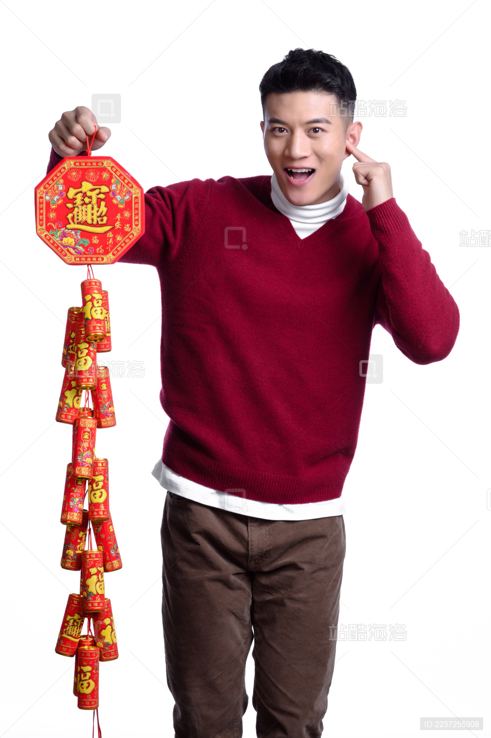 年轻亚洲男性春节主题棚拍