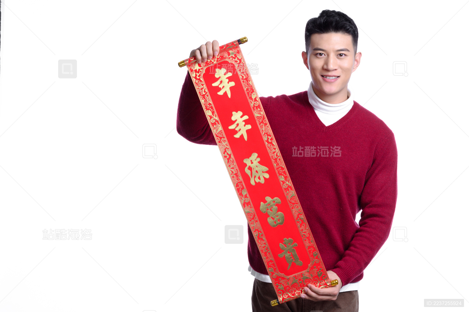 年轻亚洲男性春节主题棚拍