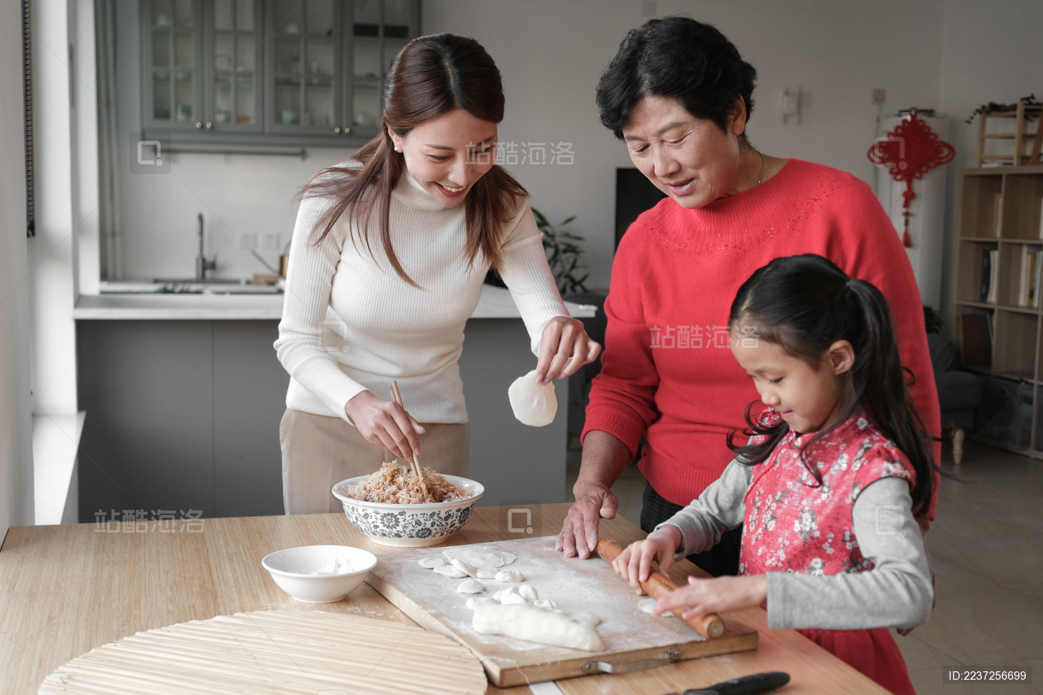 小女孩正在学做饺子