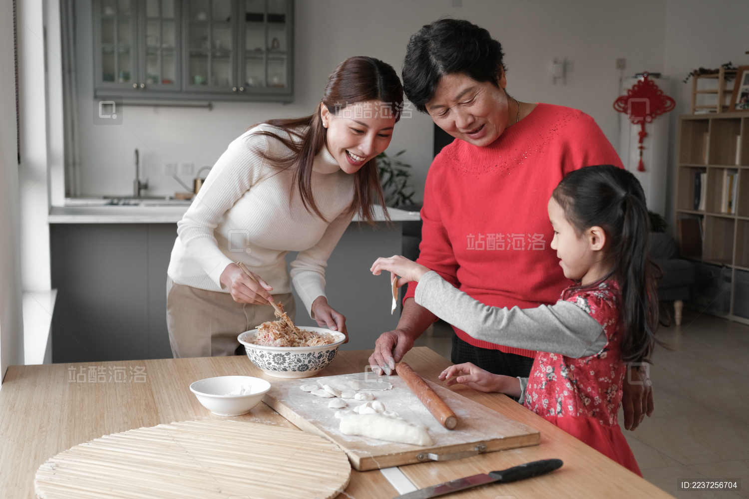 小女孩正在学做饺子