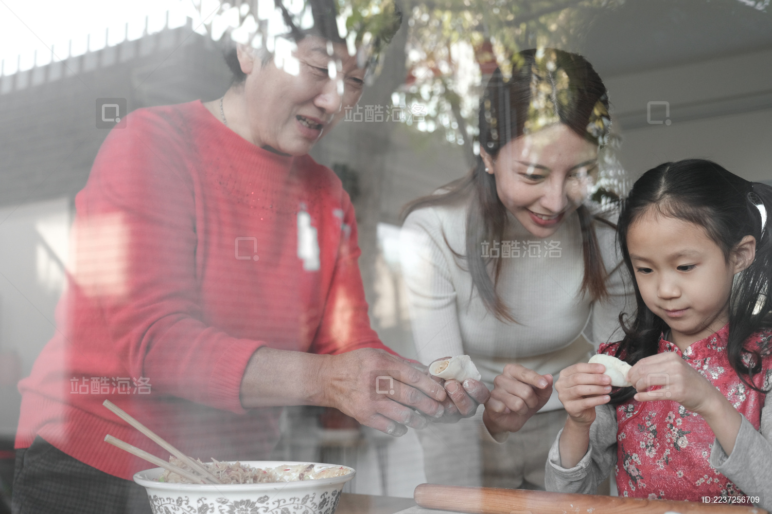 小女孩正在学做饺子