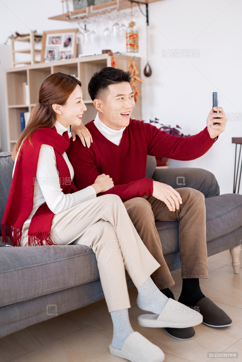 一对亚洲年轻情侣在用电话视频拜年