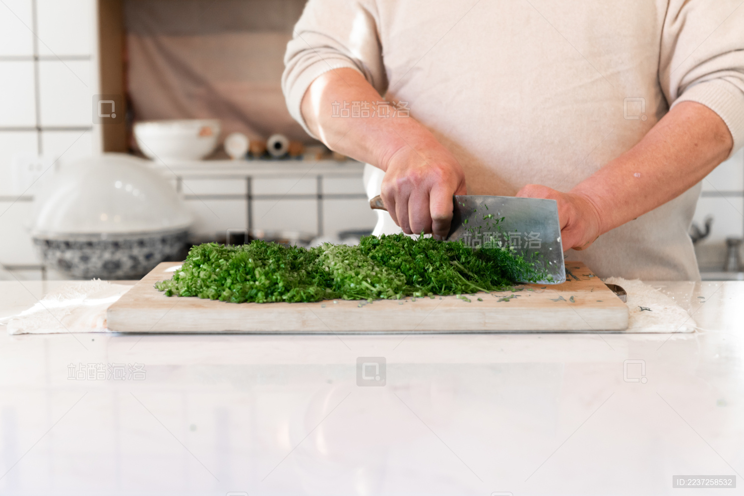 过年老人在厨房切菜准备包饺子