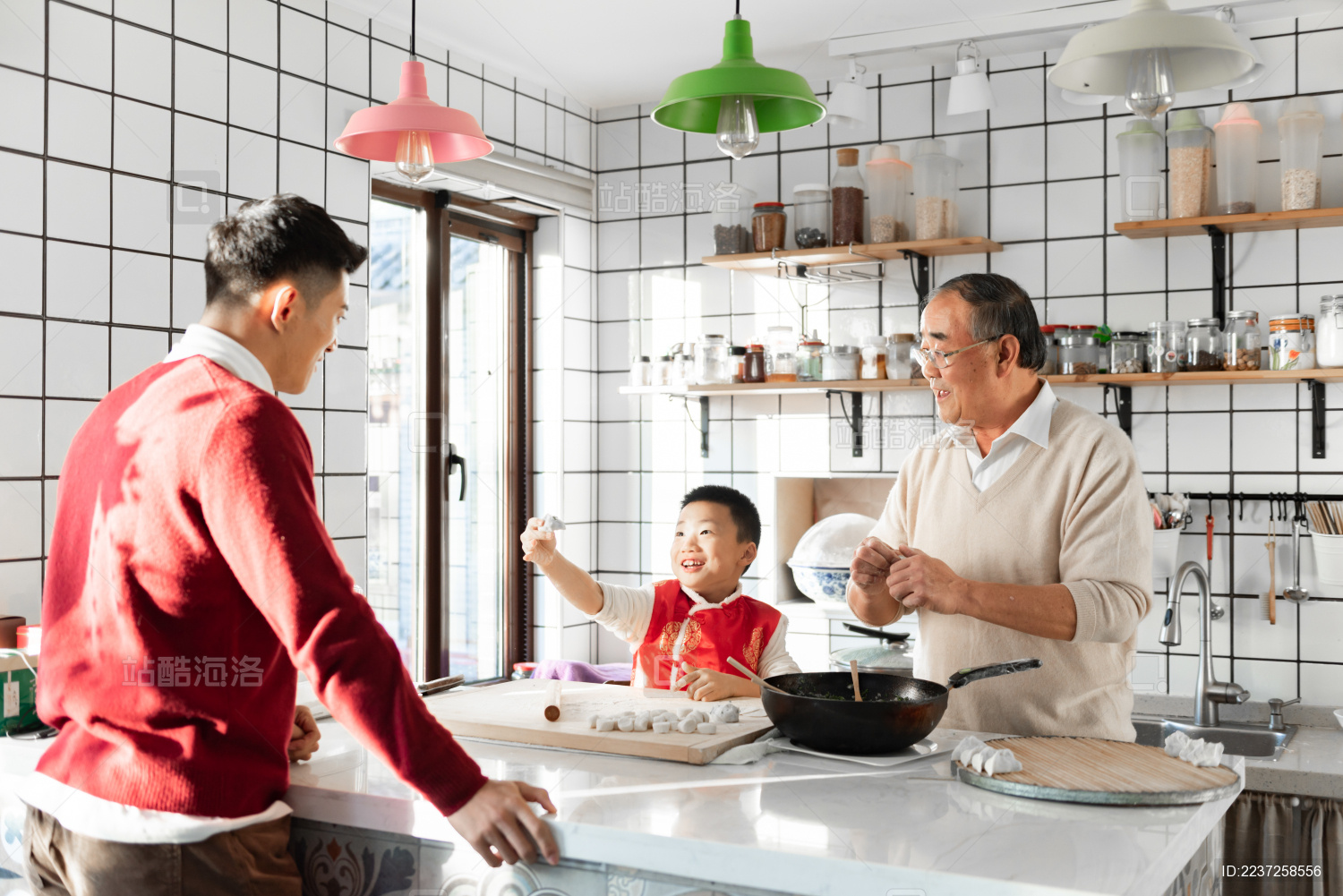 过年祖孙三代人在厨房准备教学包饺子