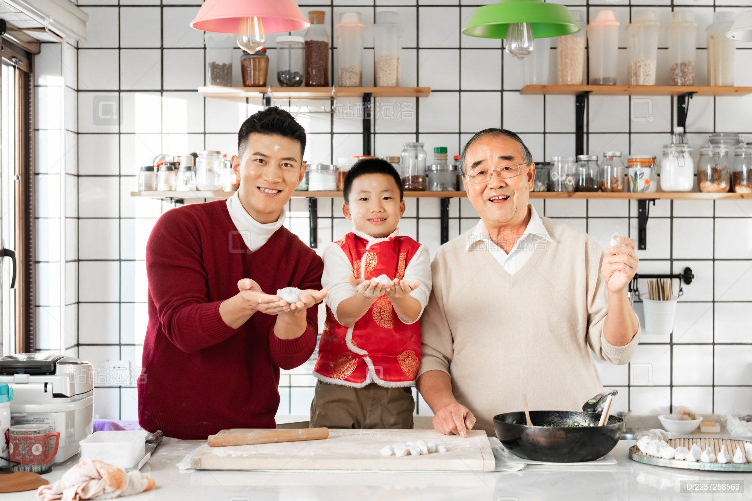 过年祖孙三代人在厨房准备教学包饺子