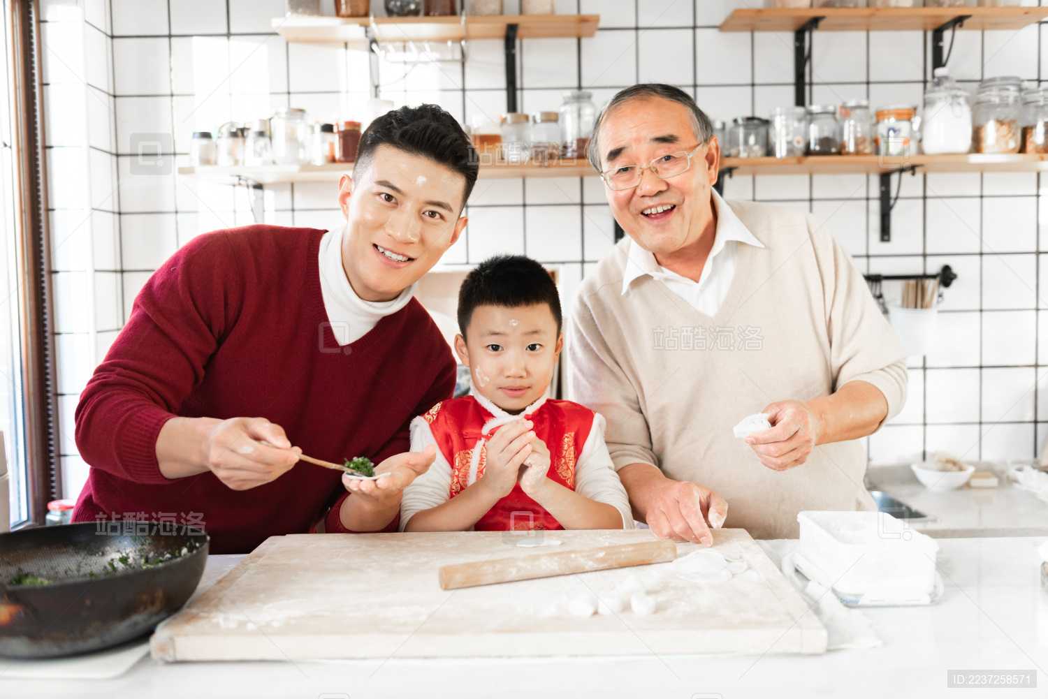 过年祖孙三代人在厨房准备教学包饺子