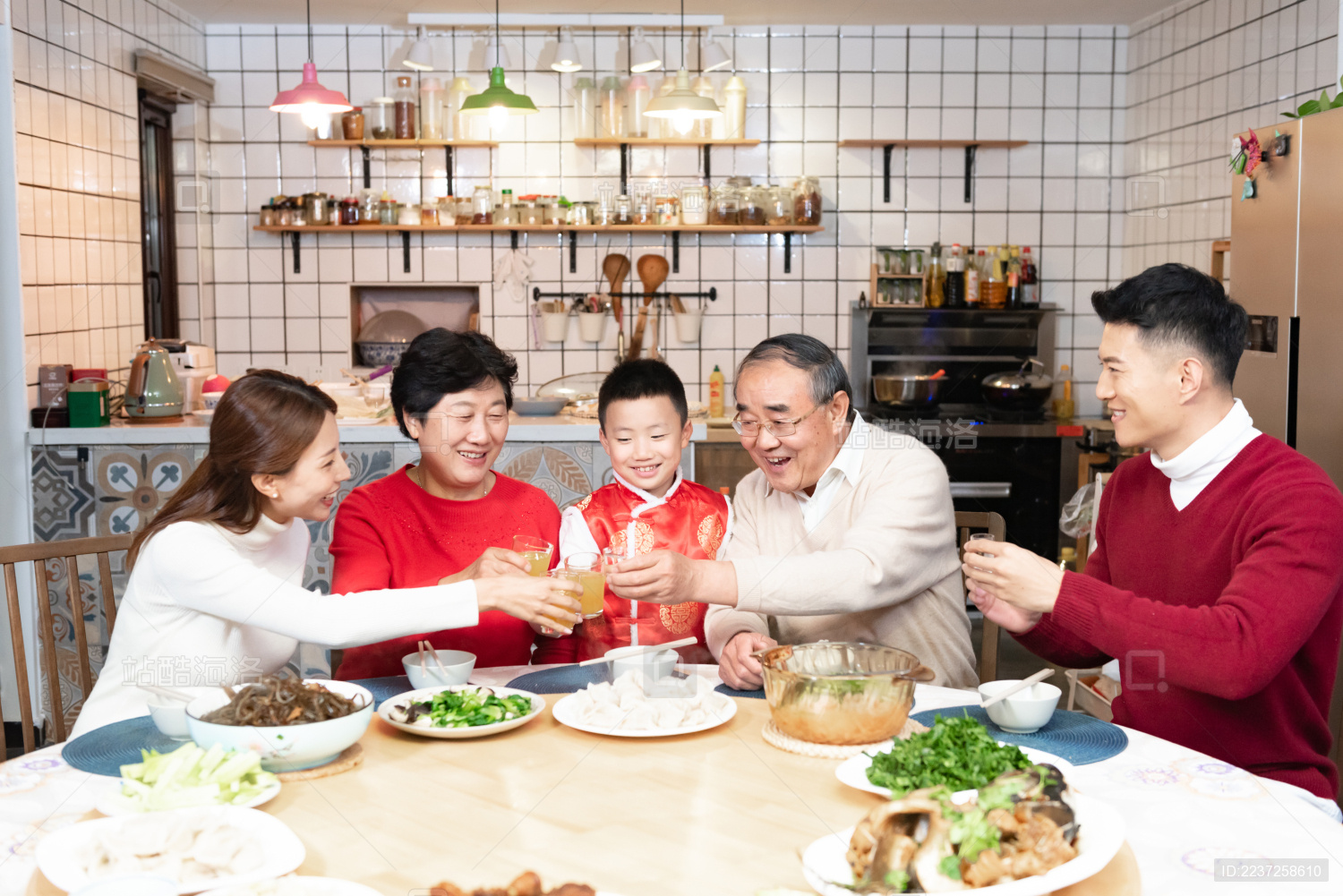 过年一家人吃团圆饭