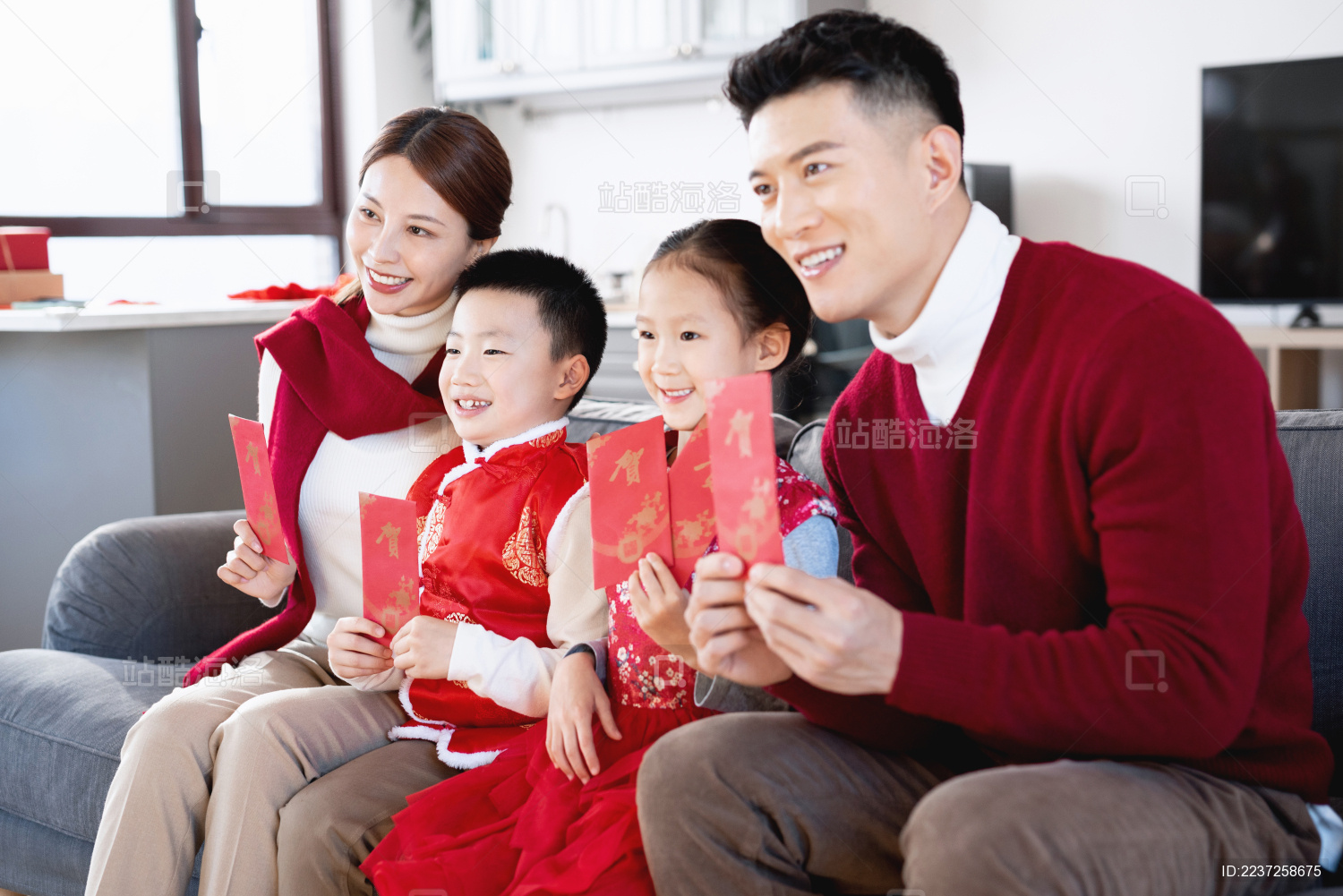 中国新年一个年轻的家庭开心的在一起