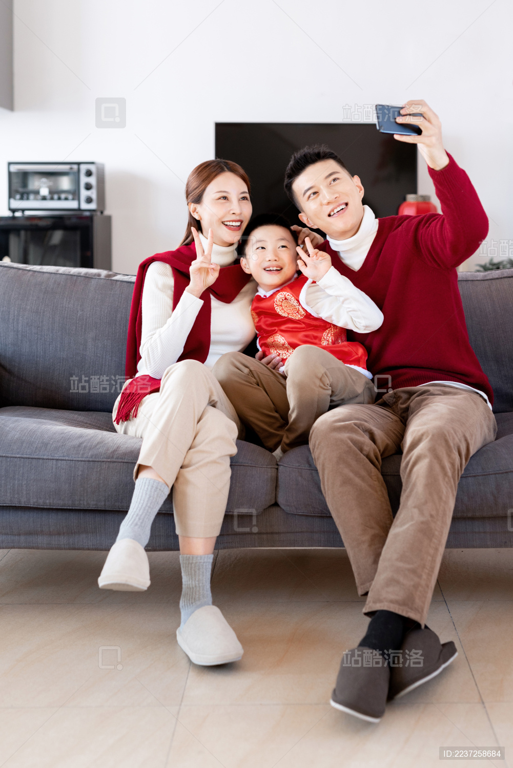 一个年轻家庭在用电话视频拜年