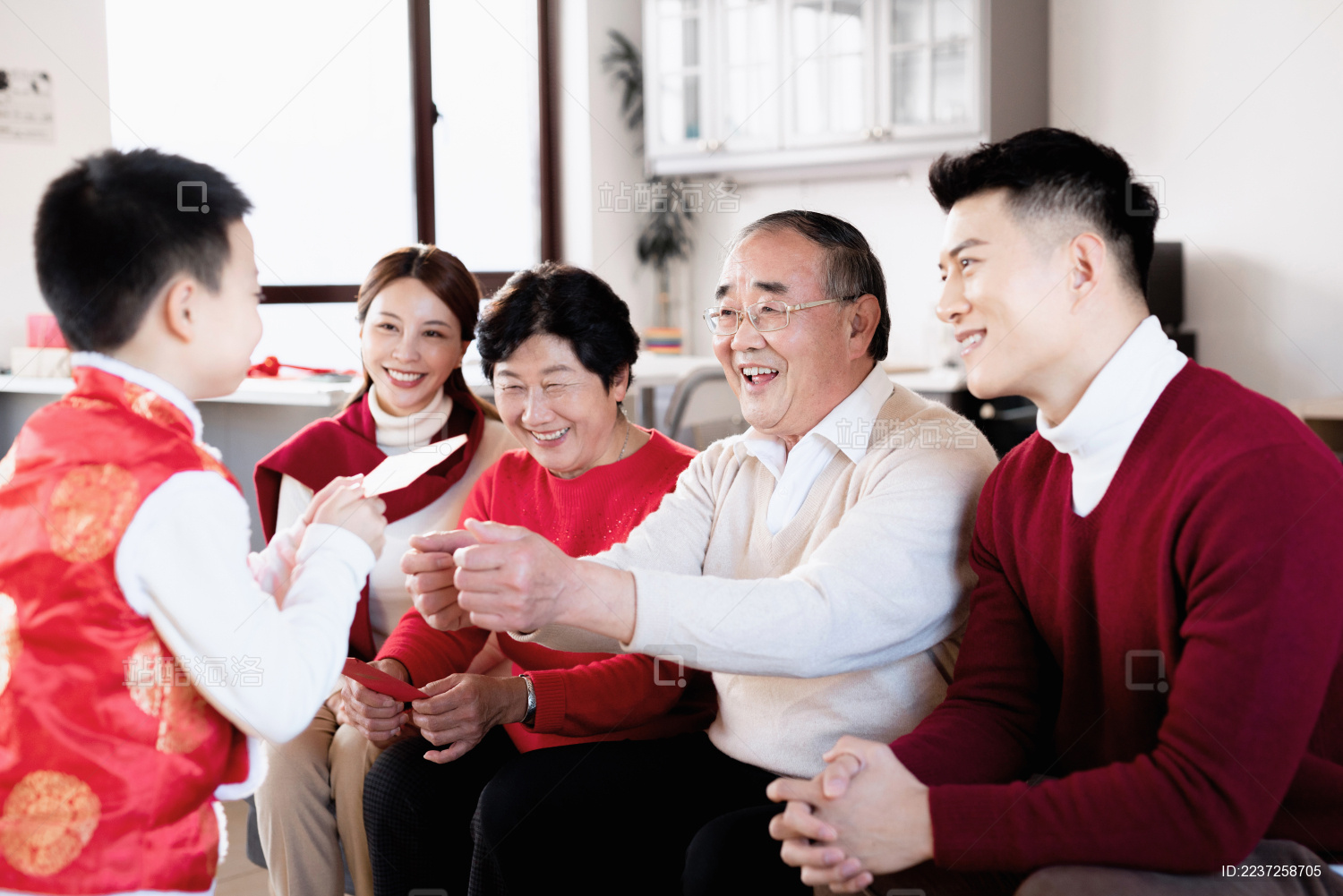 中国老人在个小朋友新年礼物