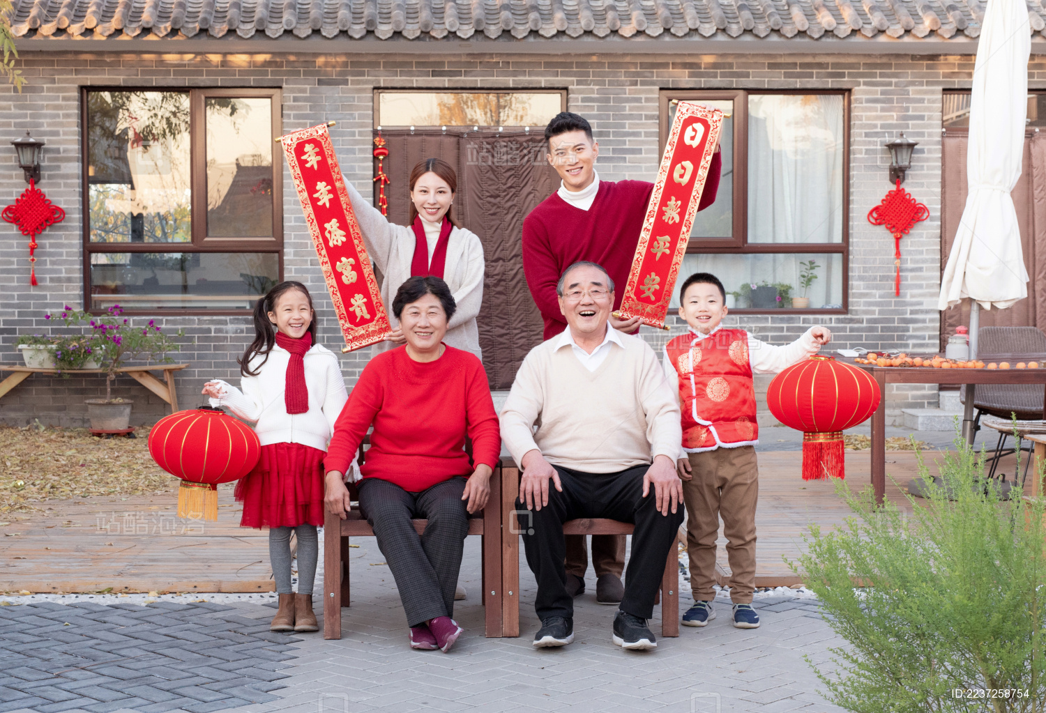 祖孙三代人在一起开心的新年合影