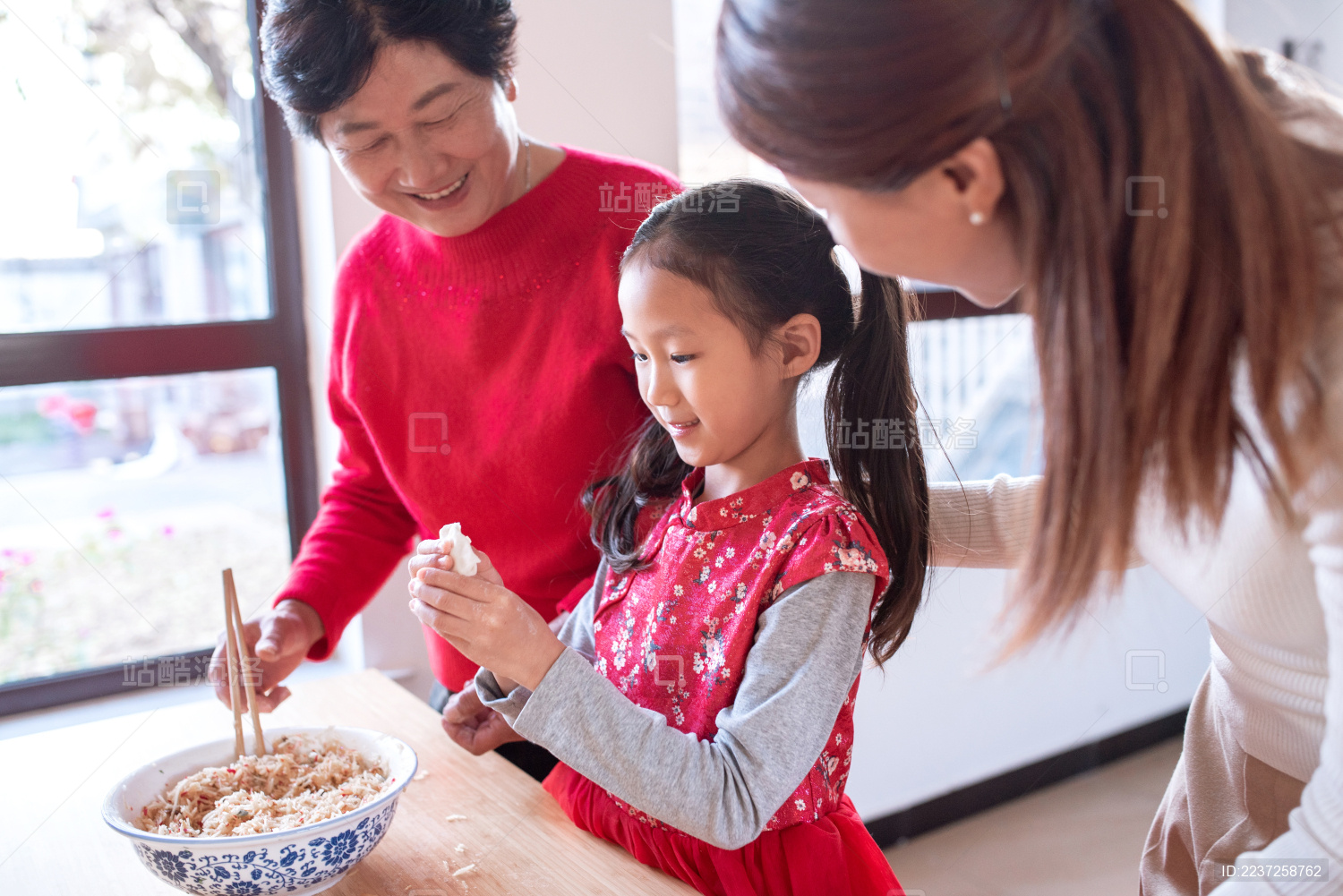 祖孙三代在一起开心的包饺子