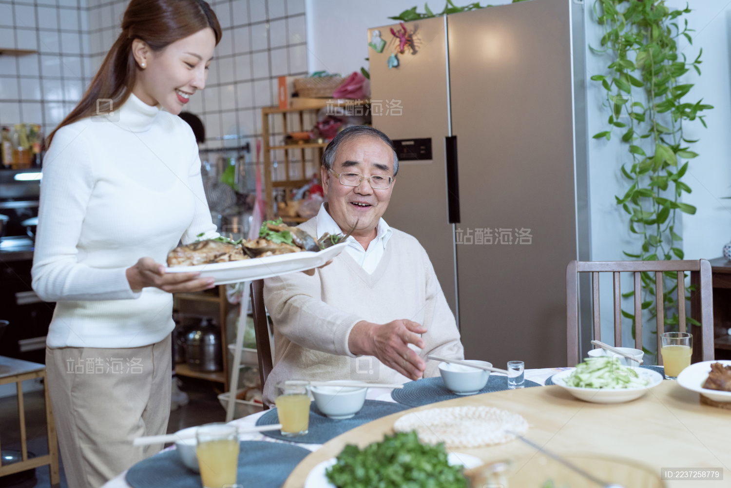 年轻女儿在为父亲做年夜饭