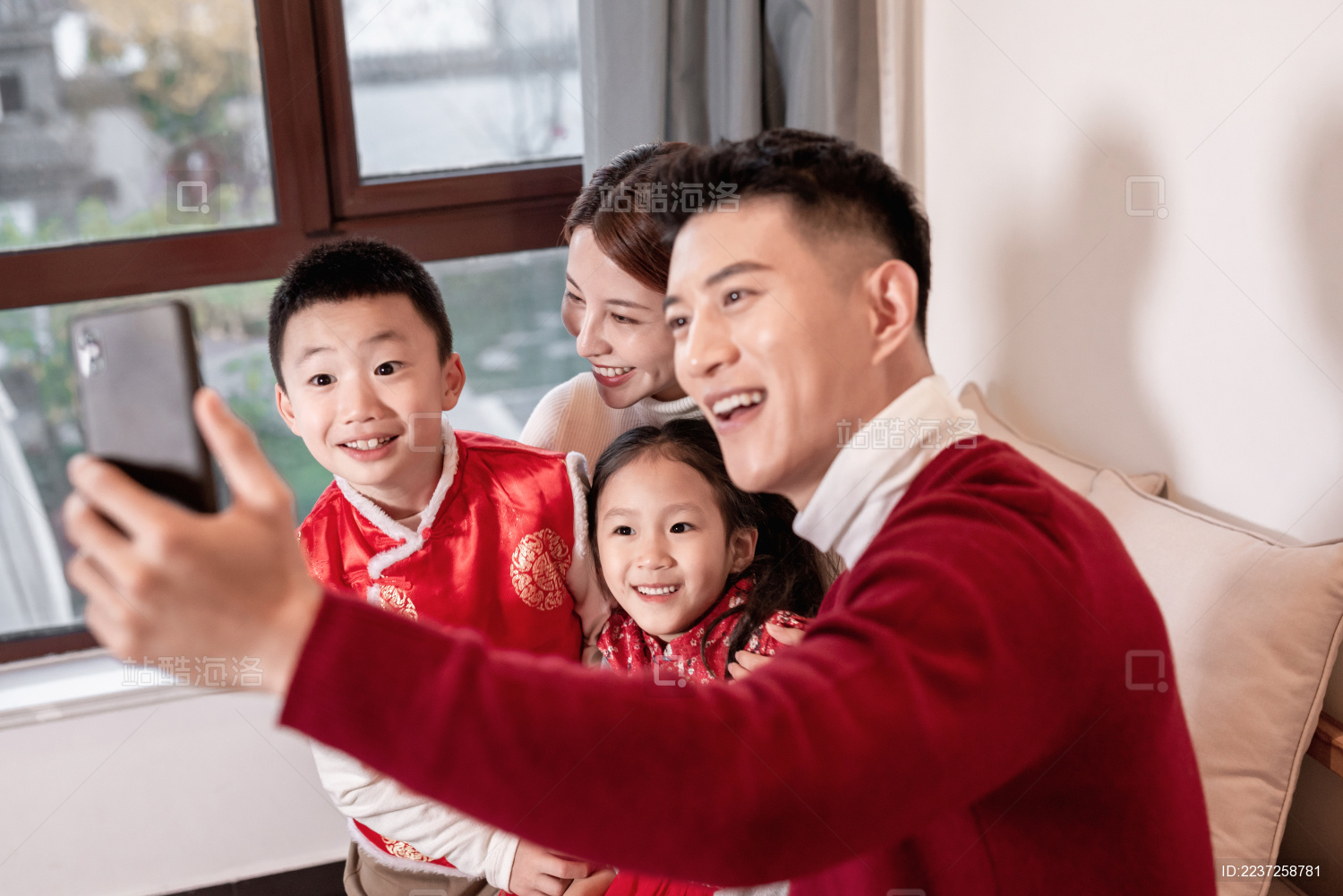 一个年轻的中国家庭开心的在一起用电话视频聊