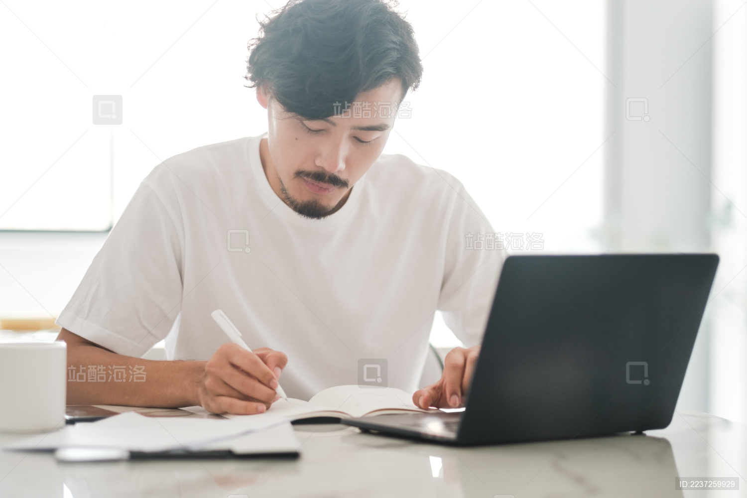 年轻男人坐在电脑前自己办公