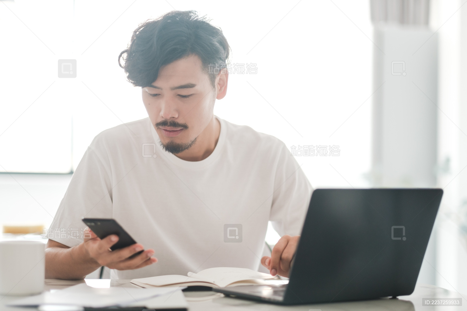 年轻男人坐在电脑前自己办公