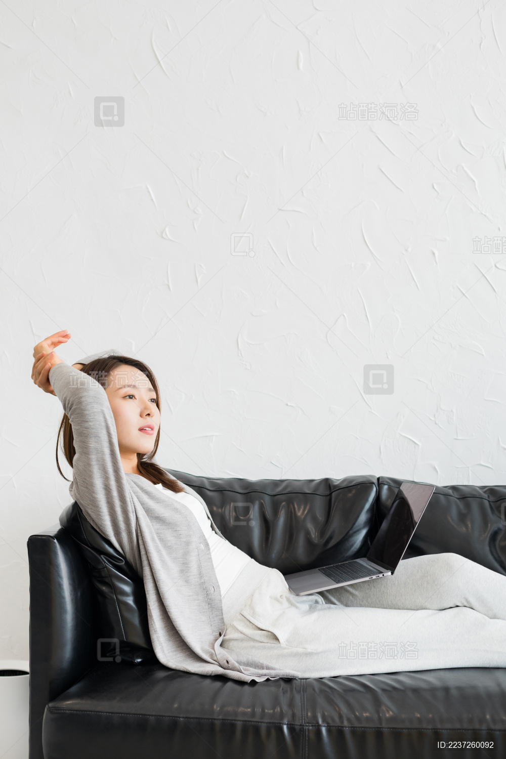 一个年轻女性坐在沙发上休息放松