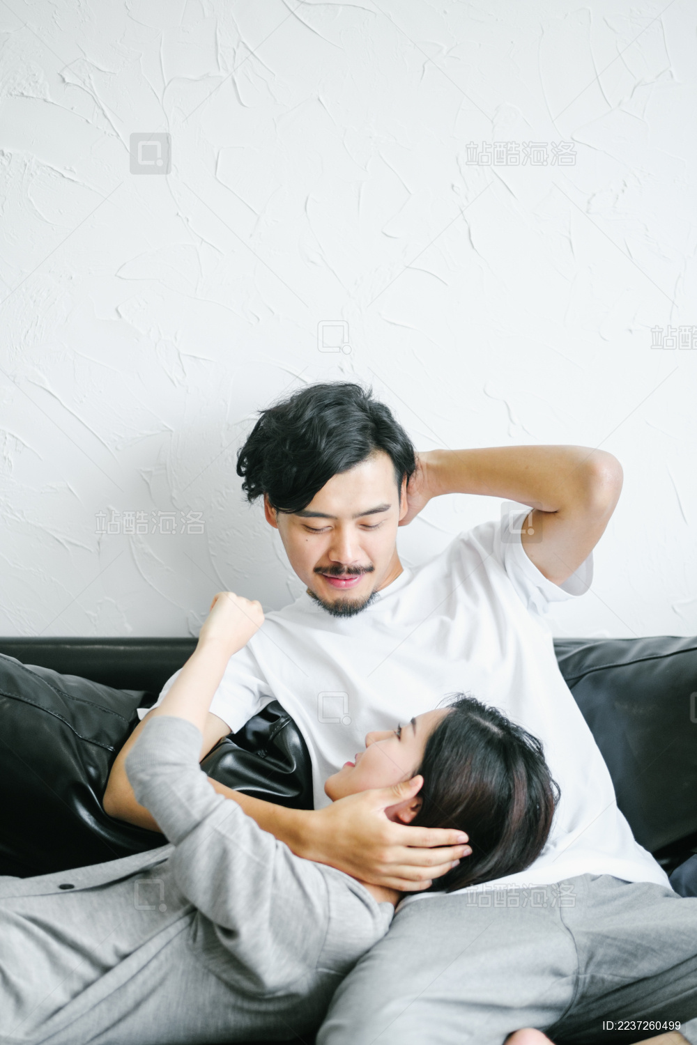 甜蜜浪漫的年轻情侣在沙发上