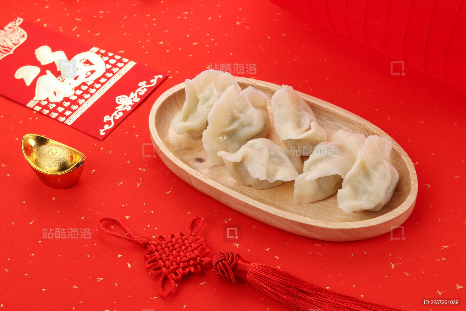 桌子上的一盘饺子和春节装饰