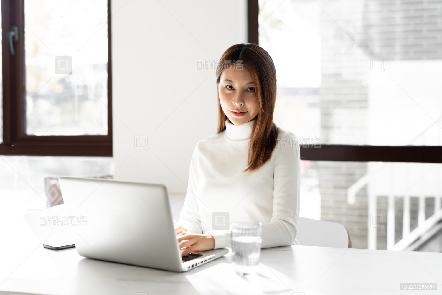 一位年轻女性在沙发上使用笔记本电脑