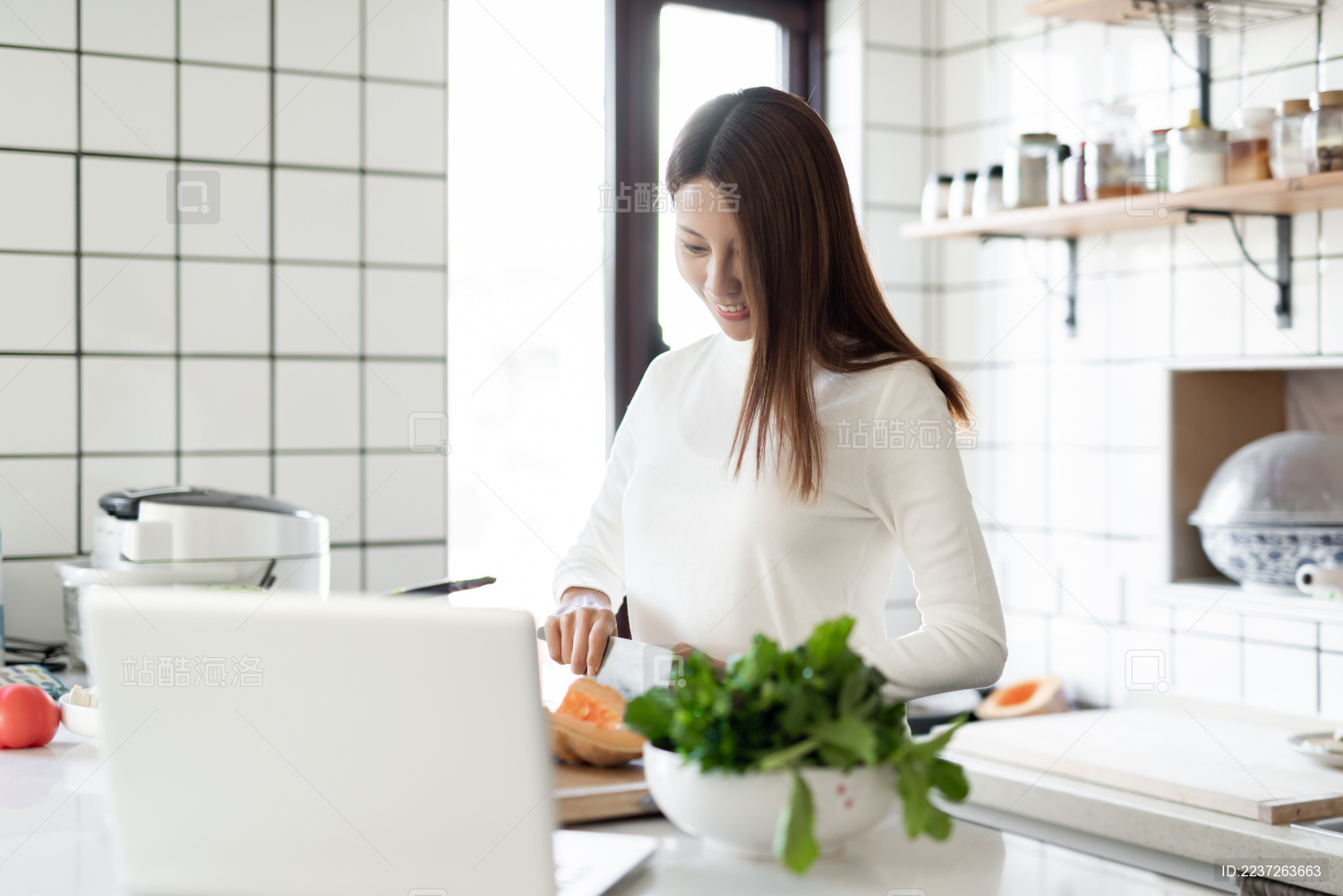 一位年轻女性正在厨房里面做饭