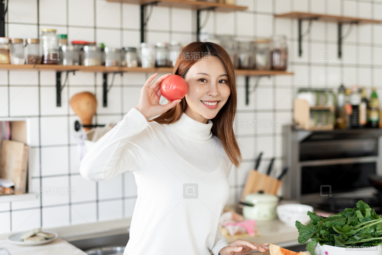 一位年轻女性正在厨房里面做饭