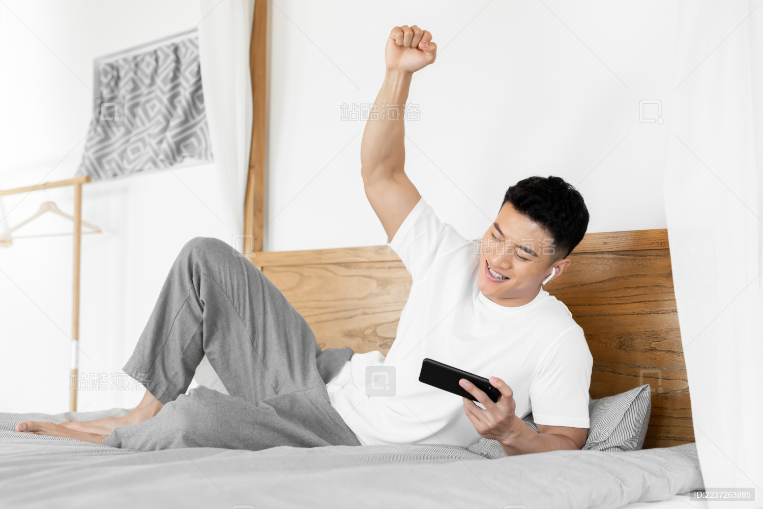 一位年轻的男性正在看着手机庆祝