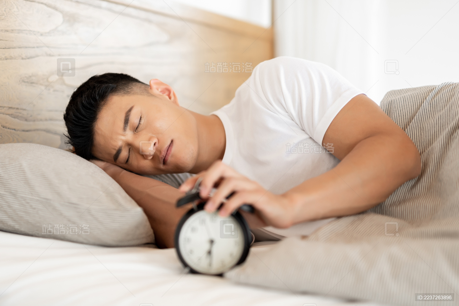 一位年轻的男性正在床上休息