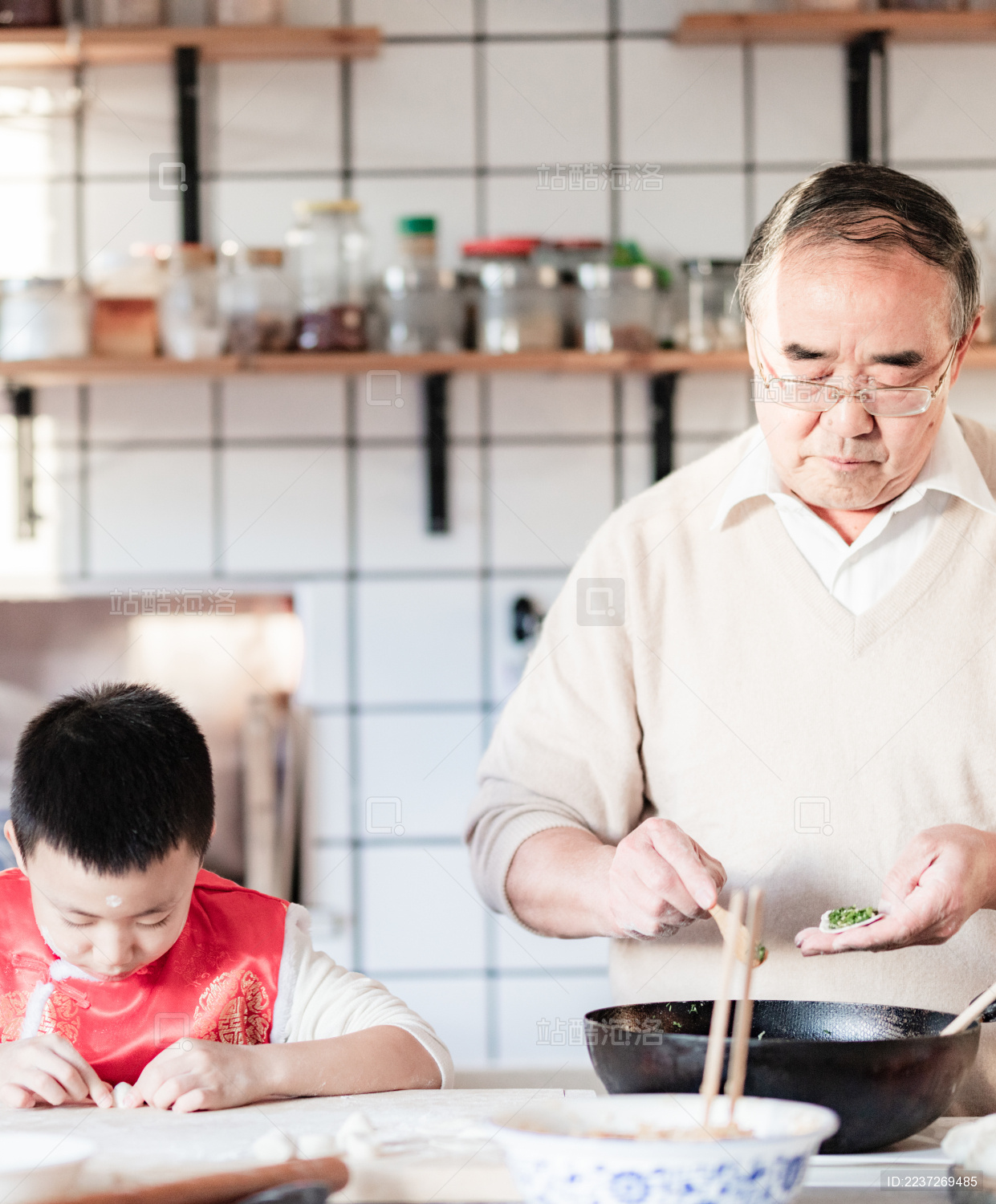 小男孩和爷爷在包饺子