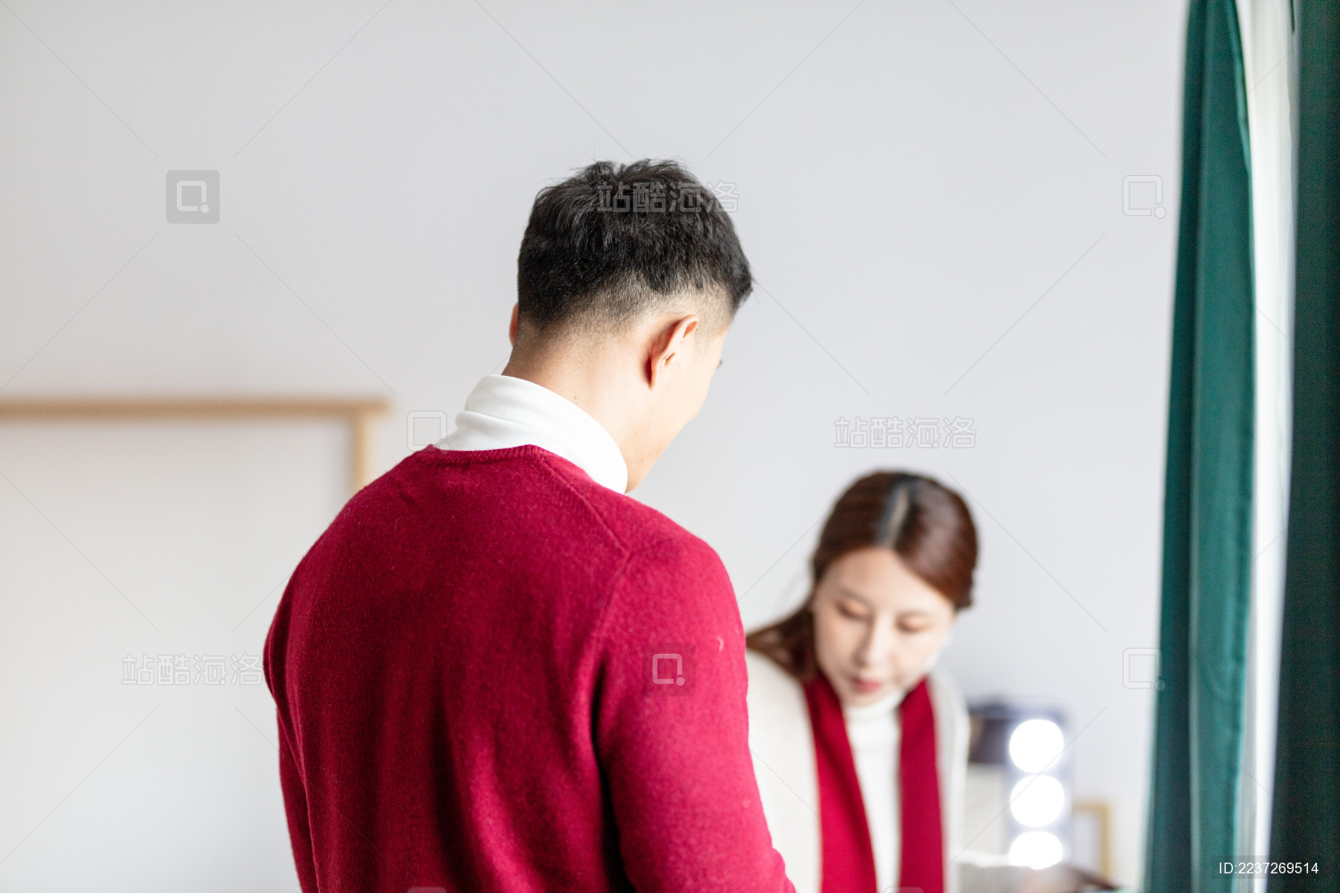 过年忙碌的年轻夫妻在休息