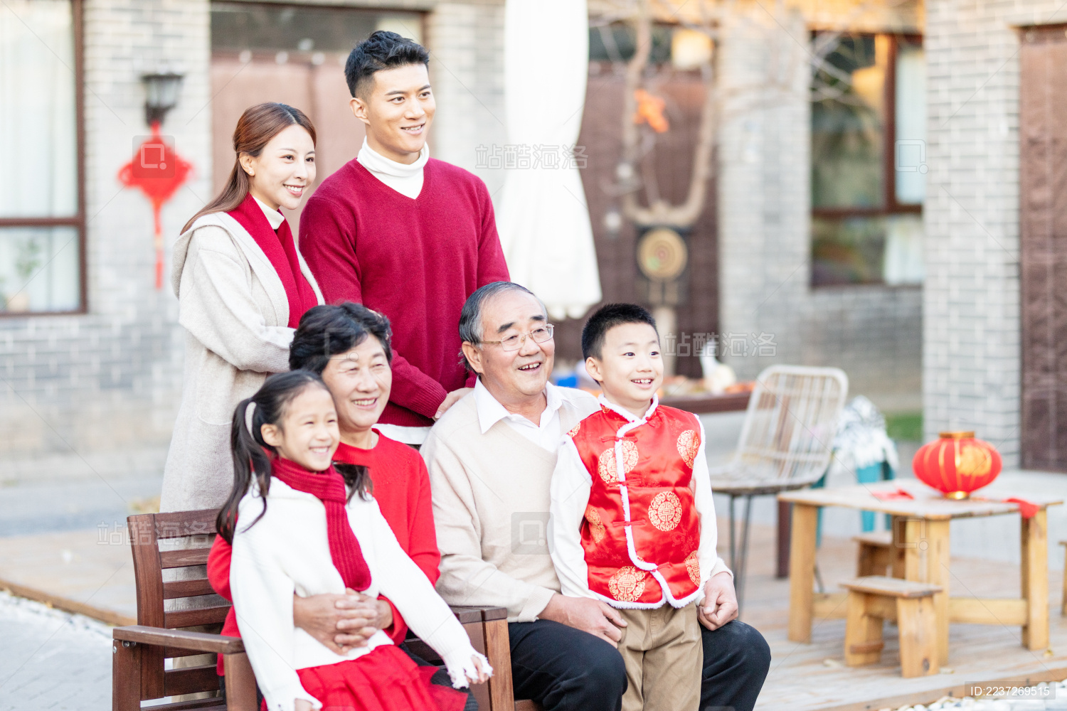 一家六口在拍全家福