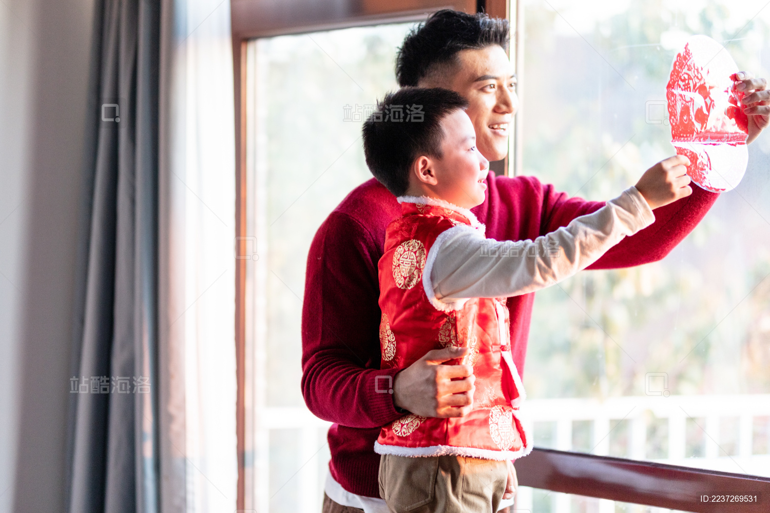 过年爸爸和儿子在贴窗花