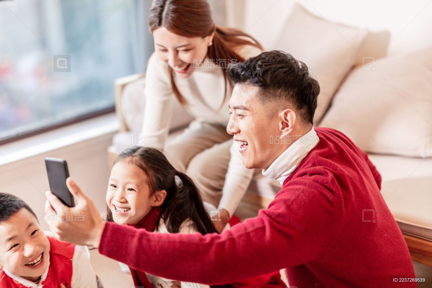 过年一家四口在用手机自拍