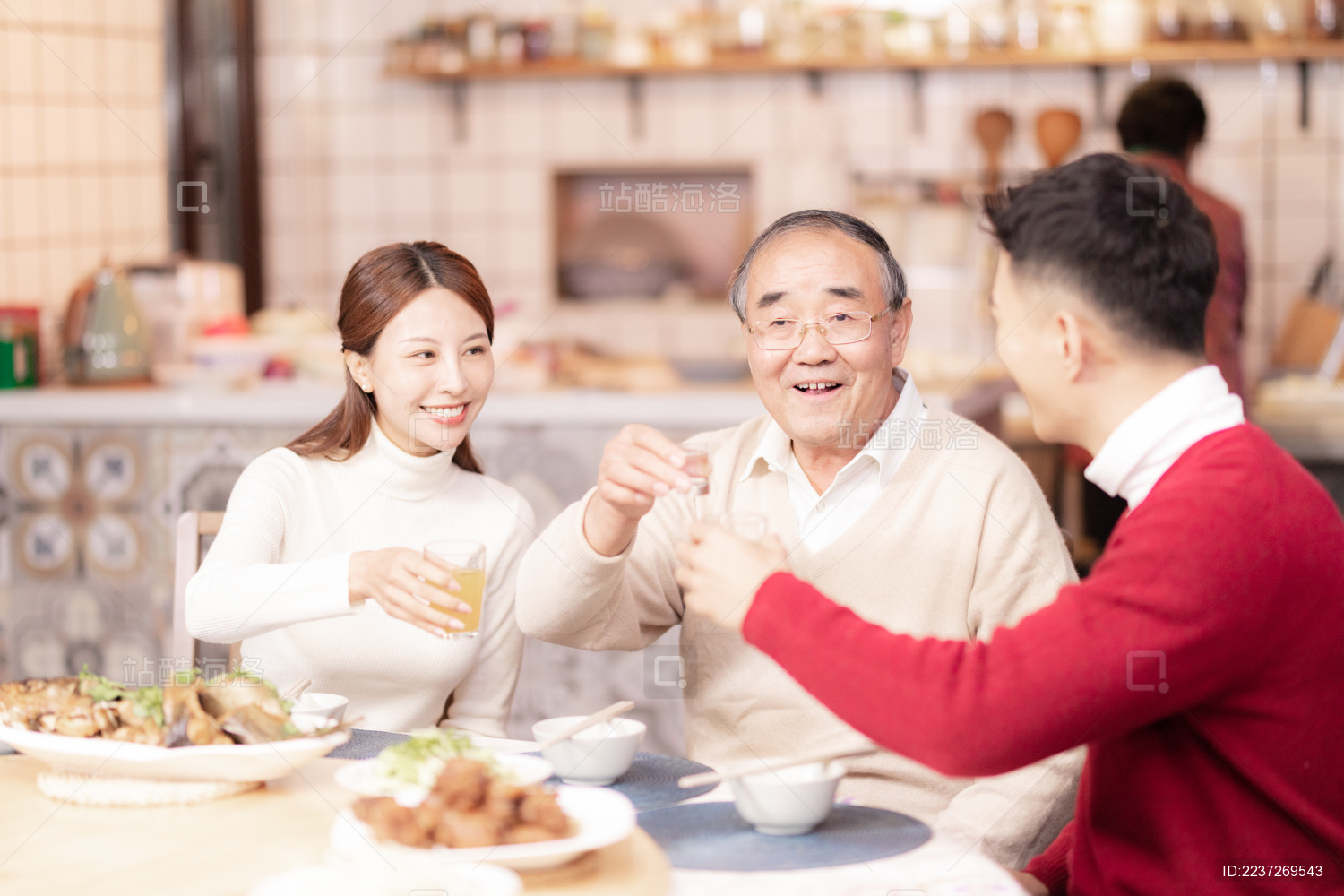 除夕夜一家人在吃团圆饭
