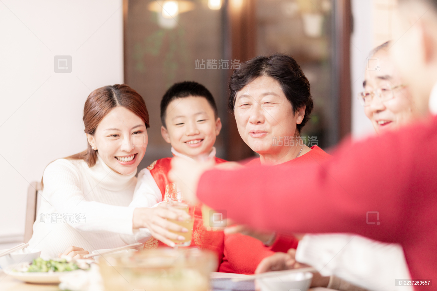 除夕夜一家人在吃团圆饭